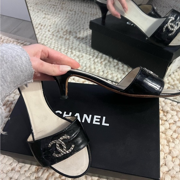 CHANEL Black Kitten Heel with Logo Accent (Leather) - Picture 1 of 3